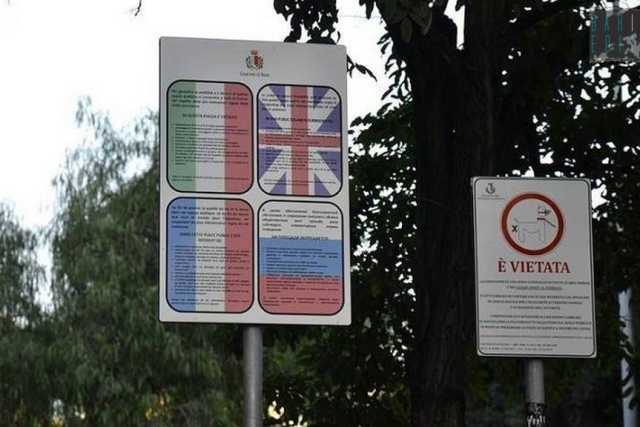 Bari, quanti errori in Piazza Umberto: cartelli multilingua scritti con i piedi